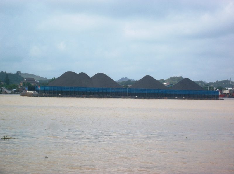 Aktivitas pengangkutan batu bara yang lalu lalang melewati sungai Mahakam, menjadi pemandangan umum I Dokumentasi pribadi