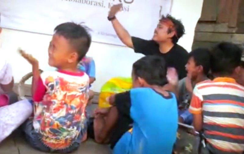 Aktivitas di rumah Tirtonegoro Foundation bersama anak-anak Marjinal Samarinda yang memperkenalkan seni I Tirtonegoro Youtube
