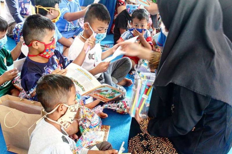 aktivitas Tirtonegoro Foundationuntuk memantik literasi bagi anak-anak kawasan Marjinal Samarinda