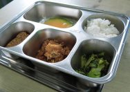 Makan Bergizi Gratis (MBG) yang sudah massif dinikmati siswa di Samarinda I wadahkata.ID