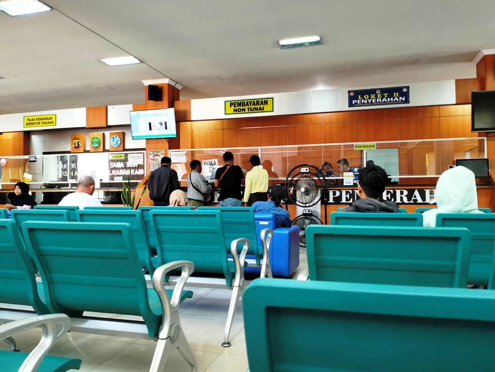 Suasana kantor Samsat Samarinda tempat bagi warga ikut program pemutihan pajak Kaltim 2025 I wadahkata.id