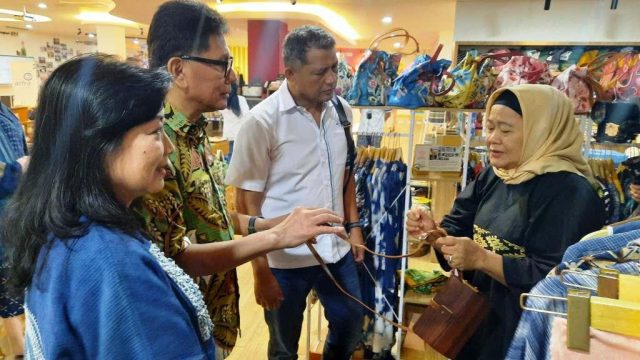 Yayasan Astra – Yayasan Dharma Bhakti Astra didirikan pada tahun 1980 oleh William Soeryadjaya dengan filosofi 'Berikan Kail Bukan Ikan'. Yayasan ini berkomitmen untuk membangun bangsa melalui pembinaan UMKM di berbagai sektor seperti manufaktur, bengkel, kerajinan & kuliner, serta pertanian. Hingga Desember 2024, Yayasan Astra telah membina 13.663 UMKM dan menyerap 75.451 tenaga kerja