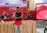 Pelaksanaan Honda Dream Cup Goes to School saat sesi edukasi keselamatan berkendara bersama Ridwan selaku Advisor Safety Riding Dealer Plaza Motor dan sharing session oleh Gilang Pratama pebalap Nasional kelas novice yang dilaksanakan di SMKN 6 Samarinda pada Sabtu (14/06) I Astra Honda Kaltim 2