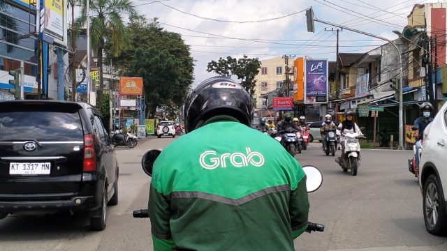 Jam kerja Ojol Taksi Online (Bali): Pengemudi kategori Jawara,mendapatkan Rp 18.004.708 per bulan, bekerja 158 jam/26 hari, 295 orderan