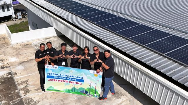 Jajaran Management Astra Motor Kaltim 2 dalam prosesi peresmian Sistem Solar PV berkapasitas 24,3 kW dalam mendukung aktivitas operasional kantor Main Dealer Astra Motor Kaltim 2 dan Dealer Astra Motor M. Yamin pada kamis (05/06) lalu I Astra Motor Kaltim 2
