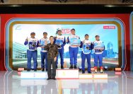 Instruktur Safety Riding Astra Motor Kalimantan TImur 2 yakni Fajrin Nur Huda dan Ibnu Fachrizal (Podium 3) saat naik podium 3 di kategori Group Main Dealer di ajang The 16th Astra Honda Safety Riding Instructors Competition (AHSRIC) 2025 yang sukses diselenggarakan pada 16-18 Juni 2025 lalu.