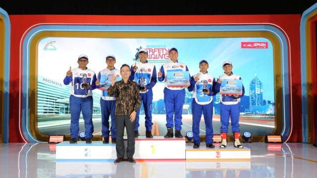 Instruktur Safety Riding Astra Motor Kalimantan TImur 2 yakni Fajrin Nur Huda dan Ibnu Fachrizal (Podium 3) saat naik podium 3 di kategori Group Main Dealer di ajang The 16th Astra Honda Safety Riding Instructors Competition (AHSRIC) 2025 yang sukses diselenggarakan pada 16-18 Juni 2025 lalu.