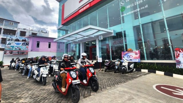 Rangkaian keseruan para komunitas sepeda motor pecinta Honda Scoopy dalam gelaran Scoopy Velocreativity yang sukses dilaksanakan di Astra Motor M. Yamin dan berakhir di Dua Sembilan Coffee pada Minggu (29/06) I Astra Motor Kaltim 2