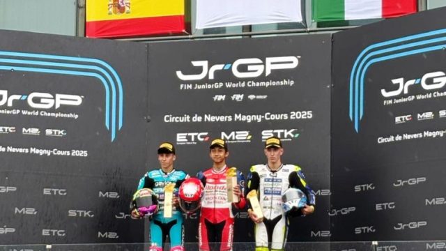 M. Kiandra Ramadhipa pebalap binaan PT Astra Honda Motor (AHM) tampil memukau dengan meraih podium tertinggi dalam race pertama balap European Talent Cup (ETC) pada gelaran FIM JuniorGP 2025 World Championship yang berlangsung di sirkuit Magny-Cours, Prancis pada 5-6 Juli 2025 I ISTIMEWA