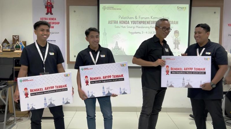 Ahmad Muhibbuddin selaku Ketua Yayasan AHM saat mengunjungi  Usaha Mikro Kecil Menengah (UMKM) bengkel alumni SMK binaan Yayasan Astra Honda Motor  yang tergabung dalam Astra Honda Youthpreneurship Program (AHYPP) pada awal Juli (2-4/7) lalu di Yogyakarta I ISTIMEWA