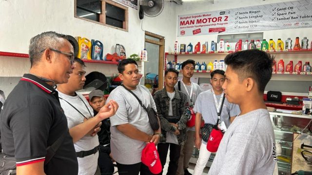Ahmad Muhibbuddin selaku Ketua Yayasan AHM saat mengunjungi Usaha Mikro Kecil Menengah (UMKM) bengkel alumni SMK binaan Yayasan Astra Honda Motor yang tergabung dalam Astra Honda Youthpreneurship Program (AHYPP) pada awal Juli (2-4/7) lalu di Yogyakarta I ISTIMEWA