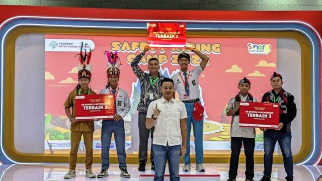 Perwakilan Astra Motor Kaltim 2 yani Tidar Karya Nugraha selaku Task Force Safety Riding (kiri) dan Andika Pratama selaku Duta Safety Riding (kanan) berhasil meraih prestasi terbaik 2 dikategori SR School Partnership pada Gelaran Safety Riding Camp (SRC) Yayasan Astra Honda Motor (Yayasan AHM) 8–10 Juli 2025 I ISTIMEWA