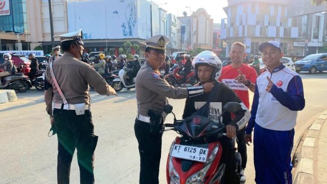 Astra Motor Kalimantan Timur 2 Bersama Sat Lantas Polresta Samarinda dan Komunitas sepeda motor Honda turut berkolaborasi dalam kegiatan Operasi Patuh Mahakam 202 melalui pembagian helm gratis kepada pengendara pada Selasa (22/7) pagi I ISTIMEWA