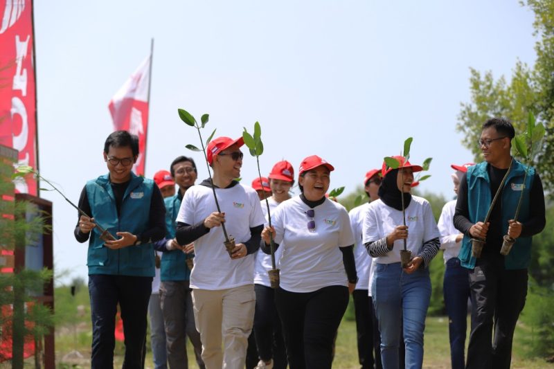 Karyawan PT Astra Honda Motor (AHM) yang tergabung dalam Synergy Creator Squad (SC Squad) sedang melakukan penanaman pohon mangrove di Kawasan Ekowisata Mangrove Tambaksari, Desa Tambaksari Kabupaten Karawang, Jawa Barat (29/07