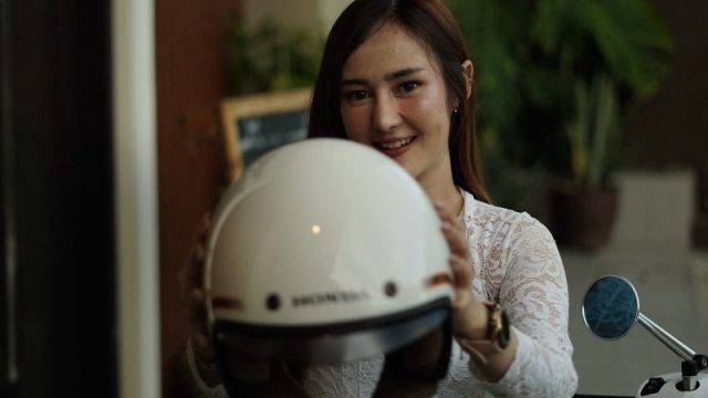 Astra Motor Kalimantan Timur 2 bagikan tips #Cari_Aman saat memilih helm yakni: memenuhi SNI, memilih ukuran yang sesuai, berwarna cerah, pemilihan visor ganda