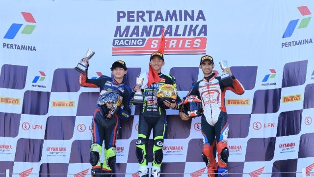 Andi Gilang (kanan) berhasil tampil sempurna di seri ketiga MRS pada kelas NS250 dengan finish di posisi ke 3 race 1 dan podium 2 pada race 2 I ISTIMEWA