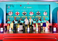 Para juara Kontes Layanan Honda Nasional (KLHN) 2025 berpose bersama President Director AHM Mr. Susumu Mitsuishi (kanan ke-4) dan Vice President Director AHM Thomas Wijaya (kiri ke-4) usai meraih predikat terbaik pada kompetisi layanan sepeda motor Honda di tingkat nasional I ISTIMEWA