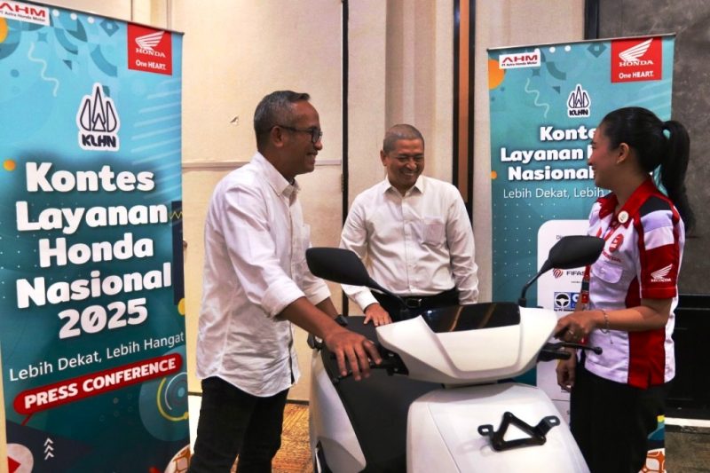 GM Corporate Communication AHM Ahmad Muhibbuddin (kiri) dan GM HC3 AHM Antok Yuniarso (tengah) berinteraksi hangat dengan peserta Kontes Layanan Honda Nasional (KLHN) 2025.