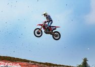 Arsenio Algifari selaku Crosser muda Astra Honda Racing Team (AHRT) sukses meraih double podium pada seri kelima Kejurnas Motocross Indonesia 2025 kelas MX2. Balapan di Sirkuit MX Akarmas Sumbing Mountain, Wonosobo, Jawa Tengah, 23–24 Agustus 2025 I ISTIMEWA