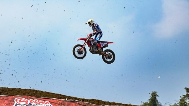 Arsenio Algifari selaku Crosser muda Astra Honda Racing Team (AHRT) sukses meraih double podium pada seri kelima Kejurnas Motocross Indonesia 2025 kelas MX2. Balapan di Sirkuit MX Akarmas Sumbing Mountain, Wonosobo, Jawa Tengah, 23–24 Agustus 2025 I ISTIMEWA