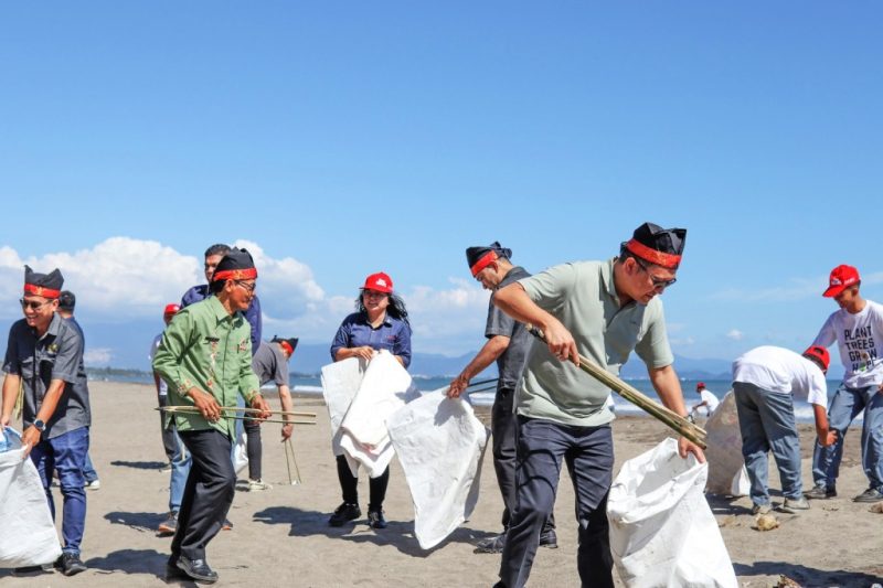 Aksi Yayasan Astra Honda Motor (Yayasan AHM) melakukan aksi bersih pantasi dan  melakukan pelepasan Tukik di pantai Pasir Jambak (22/8) I ISTIMEWA