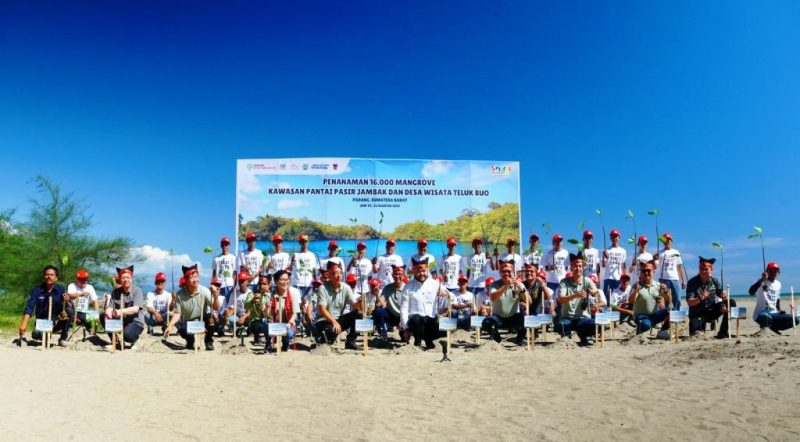 "Satu Hati Hijaukan Bumi," komitmen Yayasan AHM dalam upaya mitigasi perubahan iklim lewat, penanaman 16.000 bibit mangrove di pesisir Sumbar I ISTIMEWA