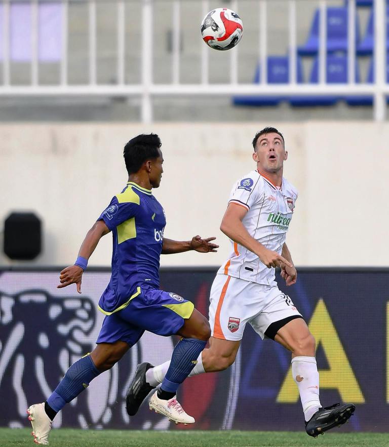 Aksi Peralta membeirkan gol pertama dalam pertandingan away berhadapan dengan Arema FC di pekan ke-10 BRI Supe League 25/26 I Photo : FB @Borneo FC Samarinda