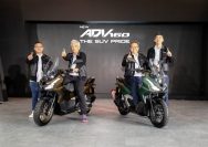 Kehadiran New Honda ADV160 menegaskan identitasnya sebagai ”The SUV Pride” di segmen skutik premium, yang menggabungkan ketangguhan, kecanggihan, kenyamanan, dan kebanggaan berkendara. Wajahnya makin gagah dengan desain leg shield baru, dibekali fitur canggih Honda RoadSync yang memberikan kebebasan pengendara agar tetap terkoneksi dengan smartphone tanpa mengganggu fokus di jalan dalam mengakses navigasi, panggilan telepon, pesan singkat, serta menikmati music