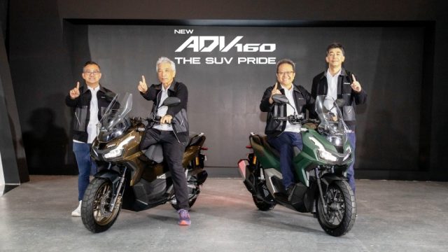 Kehadiran New Honda ADV160 menegaskan identitasnya sebagai ”The SUV Pride” di segmen skutik premium, yang menggabungkan ketangguhan, kecanggihan, kenyamanan, dan kebanggaan berkendara. Wajahnya makin gagah dengan desain leg shield baru, dibekali fitur canggih Honda RoadSync yang memberikan kebebasan pengendara agar tetap terkoneksi dengan smartphone tanpa mengganggu fokus di jalan dalam mengakses navigasi, panggilan telepon, pesan singkat, serta menikmati music