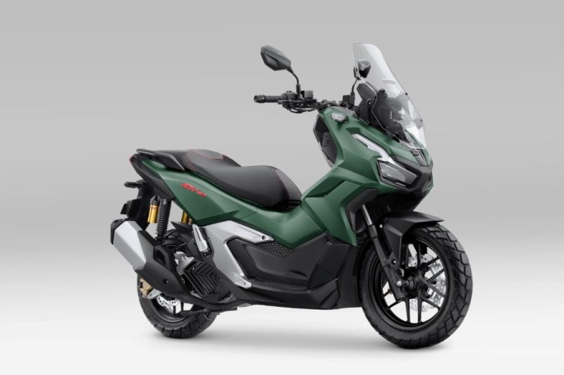 Kehadiran New Honda ADV160 menegaskan identitasnya sebagai ”The SUV Pride” di segmen skutik premium, yang menggabungkan ketangguhan, kecanggihan, kenyamanan, dan kebanggaan berkendara. Wajahnya makin gagah dengan desain leg shield baru, dibekali fitur canggih Honda RoadSync yang memberikan kebebasan pengendara agar tetap terkoneksi dengan smartphone tanpa mengganggu fokus di jalan dalam mengakses navigasi, panggilan telepon, pesan singkat, serta menikmati music I IST