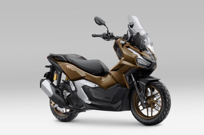 Kehadiran New Honda ADV160 menegaskan identitasnya sebagai ”The SUV Pride” di segmen skutik premium, yang menggabungkan ketangguhan, kecanggihan, kenyamanan, dan kebanggaan berkendara. Wajahnya makin gagah dengan desain leg shield baru, dibekali fitur canggih Honda RoadSync yang memberikan kebebasan pengendara agar tetap terkoneksi dengan smartphone tanpa mengganggu fokus di jalan dalam mengakses navigasi, panggilan telepon, pesan singkat, serta menikmati music I IST