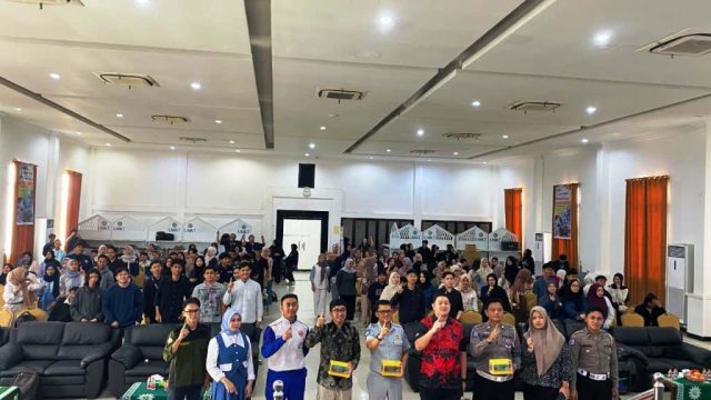 Astra Motor Kaltim 2, Polresta Samarinda, dan Jasa Raharja kompak hadir di UMKT dalam kampanye "Di Jalan Fokus, Kuliah Mulus." Diskusi ini sukses membekali mahasiswa tentang kontrol emosi, antisipasi risiko, hingga edukasi asuransi kecelakaan. Mari wujudkan gaya hidup berkendara yang menyenangkan dan aman bagi semua pengguna jalan! #AmanBerkendara I IST