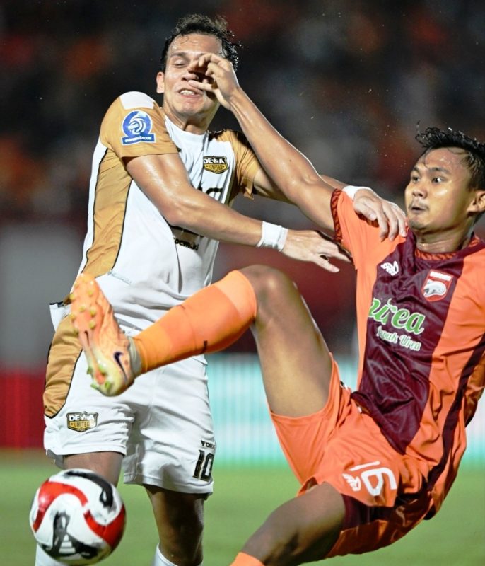 Komang harus menjaga agresivitas Egy Maulana yang berpotensi mencetak gol ke gawang Borneo FC I Photo : Borneo FC Samarinda