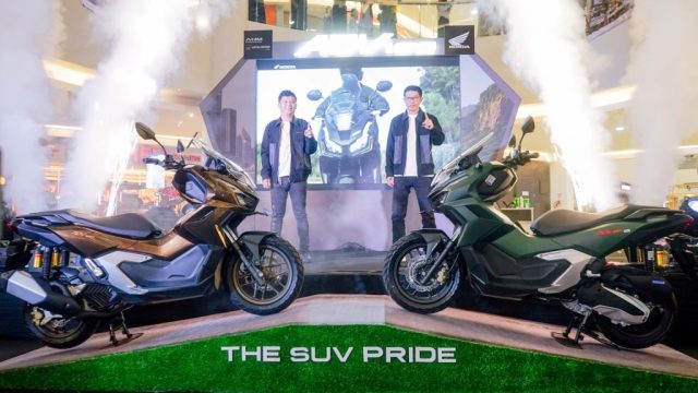 Darma Wijaya (kiri) selaku Region Head Astra Motor Kalimantan Timur 2 bersama Teddy Widarto selaku Part Manager Astra Motor Kalimantan Timur 2 dalam prosesi Unveilling New Honda ADV 160 yang sukses dilaksanakan dalam rangkaian Regional Public Launching pada Sabtu & Minggu (15-16/11) akhir pekan I IST