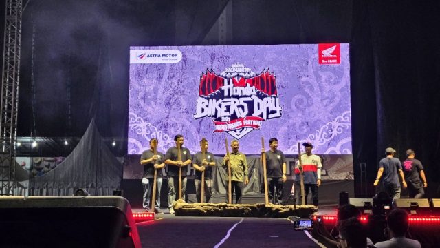 PT Astra Honda Motor bersama perwakilan Management Astra Motor Kalimantan Timur 1 dan Kalimantan Timur 2 saat membuka rangkaian Honda Bikers Day Regional Kalimantan pada Sabtu (25/10) lalu bersama Perwakilan komuntias sepeda motor Honda dibawah wilayah Astra Motor Kalimantan Timur 1 dan Kalimantan Timur 2 I IST