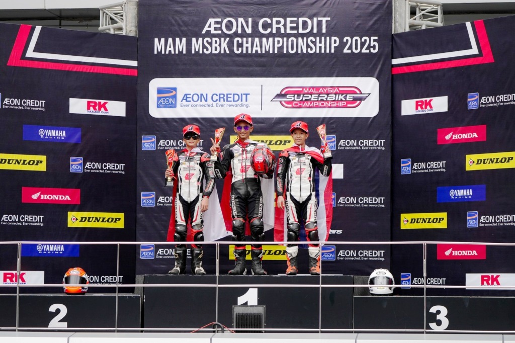 Bintang Pranata Sukma (tengah) dan Abimanyu Bintang Fermadi (kiri) meraih podium ganda pada Race 2 TTC 2025 Round 5, Sepang, Malaysia (9/11) I ITC