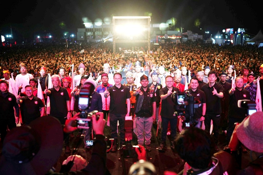 Momen kebersamaan antara manajemen AHM dan komunitas Honda dari penjuru nusantara mewarnai puncak perayaan Honda Bikers Day (HBD) 2025, Sabtu (15/11) I IST