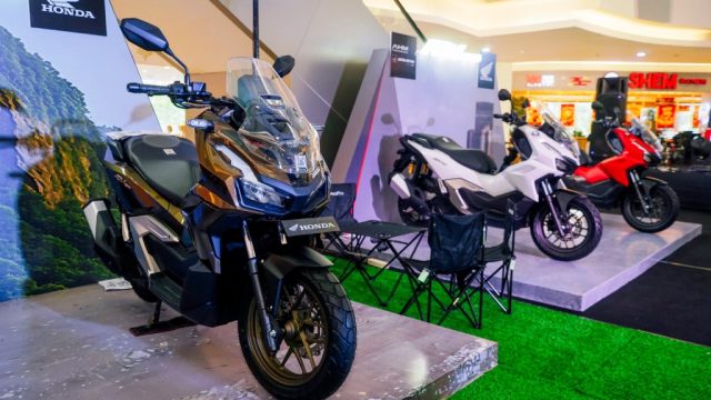 New Honda ADV 160 siap mencuri perhatian perjalanan di kota Samarinda dan sekitarnya lewat desain yang semakin gagah, performa mesin bertenaga, fitur semakin lengkap, hingga penyematan teknologi konektivitas terbaru Honda RoadSync I IST