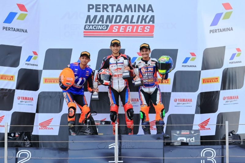 Andi Gilang (tengah) yang menyumbang 3 podium di dua kelas berbeda, double winner pada kelas NS150cc dan podium 3 dikelas NS250cc pada gelaran final Mandalika Racing Team 2025 I IST