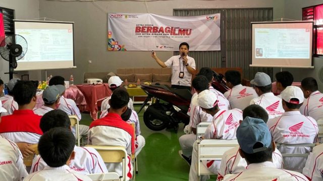 Pelajar SMK mitra binaan AHM sedang memperhatikan materi ajar dari Instruktur Vocational AHM pada gelaran AHBI 2025 I IST