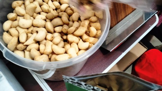 Pengolahan kuliner ampalng setelah digoreng dan ditiriskan menjadi salah satu kuline legendaris warisan budaya tak benda Samarinda I wadahkata.ID