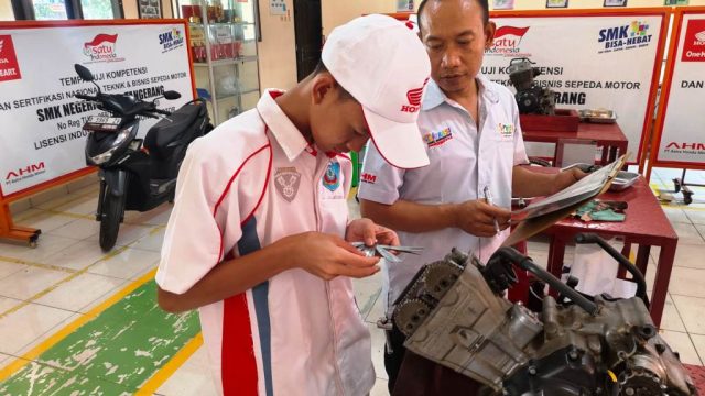 Para siswa SMK mitra binaan AHM sedang mengikuti seleksi uji praktik pada gelaran Festival Vokasi Satu Hati (FEVOSH) 2026 I IST