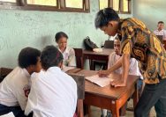 Bambang Heriyanto, S.Pd guru dari SMPN 1 Kokoda Imo, Sorong Selatan, Papua Barat Daya sedang mengajar secara intensif kepada para siswa I IST