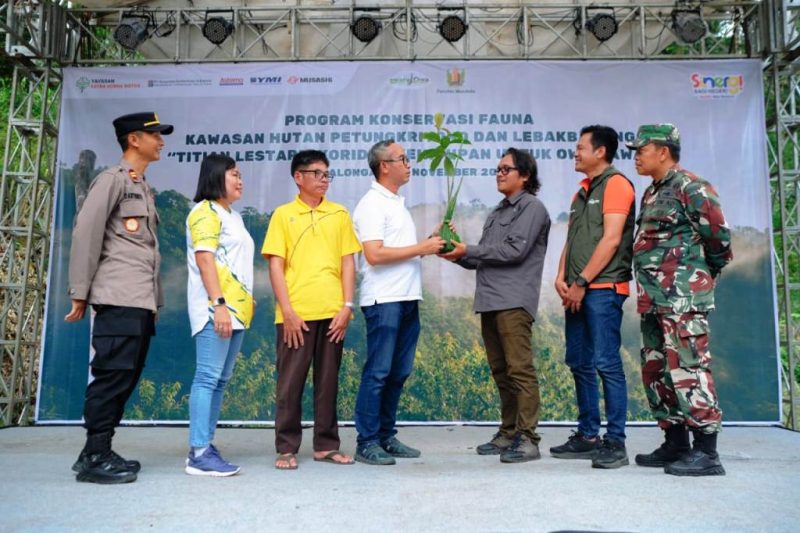 Ketua Yayasan AHM Ahmad Muhibbuddin (kiri keempat) memberikan bibit pohon kepada Komunitas SwaraOwa Sidiq Harjanto (kanan ketiga) dalam kegiatan Konservasi Owa Jawa (29/11) di Kawasan Hutan Petungkriyono dan Lebakbarang, Kabupaten Pekalongan, Jawa Tengah I IST