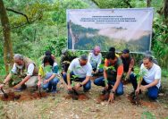 Ketua Yayasan AHM Ahmad Muhibbuddin bersama kolaborasi Pentahelix menanam bibit pohon) di Kawasan Hutan Petungkriyono dan Lebakbarang, Kabupaten Pekalongan, Jawa Tengah (29/11) I IST