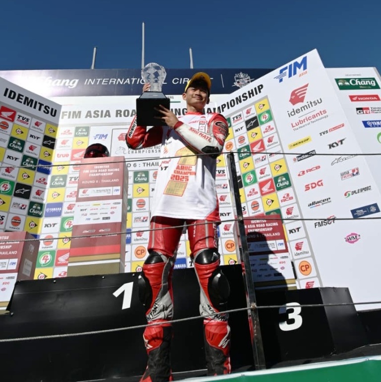 Pebalap Astra Honda Racing Team (AHRT), Fadillah Arbi Aditama, resmi menorehkan prestasi gemilang dengan meraih gelar Juara Asia AP250 pada seri terakhir ARRC 2025 di Buriram, Thailand. Kemenangan ini meneruskan tradisi dominasi CBR250RR sebagai yang terbaik di Asia I IST