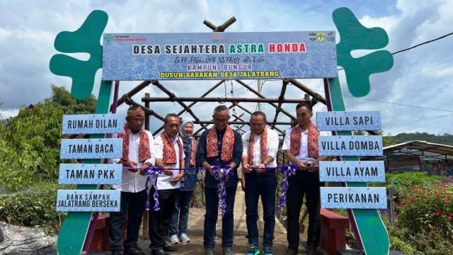 Ketua Yayasan AHM Ahmad Muhibbuddin (tengah) bersama pemerintah setempat meresmikan Desa Sejahtera Astra Honda Jalatrang, Ciamis (10/12) I IST