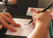 Sering bokek tengah bulan karena doom spending? Simak kisah Dewi, mahasiswi yang sukses atur keuangan dengan metode amplop dan tips dari Brennan Thiergartner I pexels.com