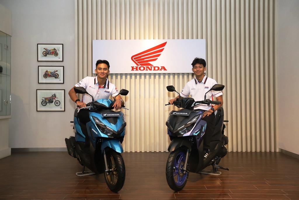 Mario Suryo Aji (kiri) dan Veda Ega Pratama (kanan) mendapat dukungan, sebelum keduanya berangkat untuk mengharumkan nama Indonesia di pentas balap Grand Prix 2026 I IST