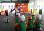 Para instruktur Safety Riding Astra Honda sedang memberikan edukasi kepada anak-anak usia dini dengan menggunakan miniatur lalu lintas dan praktik di area kids yang berada di AHM Safety Riding Training Cender, Deltamas, Jawa Barat I IST